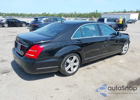 2010 Mercedes-Benz S 550 z USA, uszkodzony, nr VIN WDDNG7BB7AA349375